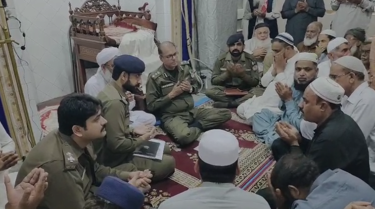 DPO Chiniot Holds Open Court at Mosque to Promote Community Policing