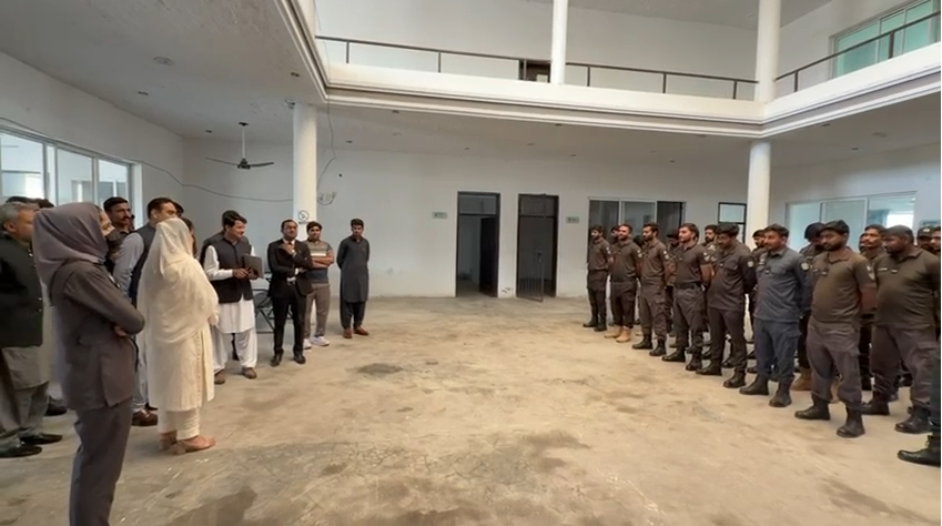 Deputy Commissioner Chiniot Ayesha Rizwan Visits PEA Enforcement Station, Emphasizes Merit and Public-Friendly Policing